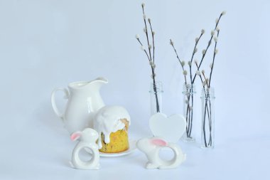 Amcık söğüt dalları ve kedi derisi ve yumurtaları olan neşeli Paskalya bahar kompozisyonu. Paskalya Saati. Kopya alanı olan davetiye kartı tasarımı. Paskalya kartı şablonu. Seçmeli odak kopyalama bölmesi