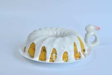 Amcık söğüt dalları ve kedi derisi ve yumurtaları olan neşeli Paskalya bahar kompozisyonu. Paskalya Saati. Kopya alanı olan davetiye kartı tasarımı. Paskalya kartı şablonu. Seçmeli odak kopyalama bölmesi