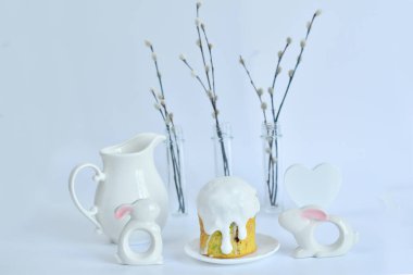 Amcık söğüt dalları ve kedi derisi ve yumurtaları olan neşeli Paskalya bahar kompozisyonu. Paskalya Saati. Kopya alanı olan davetiye kartı tasarımı. Paskalya kartı şablonu. Seçmeli odak kopyalama bölmesi