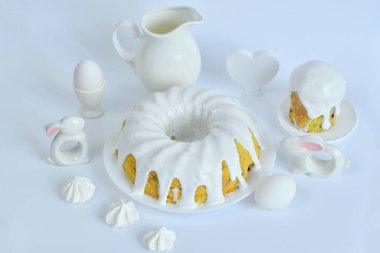 Amcık söğüt dalları ve kedi derisi ve yumurtaları olan neşeli Paskalya bahar kompozisyonu. Paskalya Saati. Kopya alanı olan davetiye kartı tasarımı. Paskalya kartı şablonu. Seçmeli odak kopyalama bölmesi