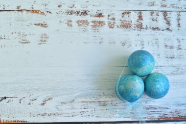Hafif arka planda mavi paskalya yumurtaları. Doğal olarak, amber çiçeği ve mermer taş efektli kırmızı lahana ile boyanmış yumurta. Eko boya. Mutlu Paskalyalar. Seçici odaklanma. Üst görünüm,