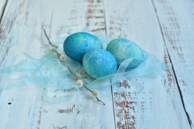 Hafif arka planda mavi paskalya yumurtaları. Doğal olarak, amber çiçeği ve mermer taş efektli kırmızı lahana ile boyanmış yumurta. Eko boya. Mutlu Paskalyalar. Seçici odak.