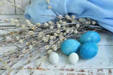 Hafif arka planda mavi paskalya yumurtaları. Doğal olarak, amber çiçeği ve mermer taş efektli kırmızı lahana ile boyanmış yumurta. Eko boya. Mutlu Paskalyalar. Seçici odak.