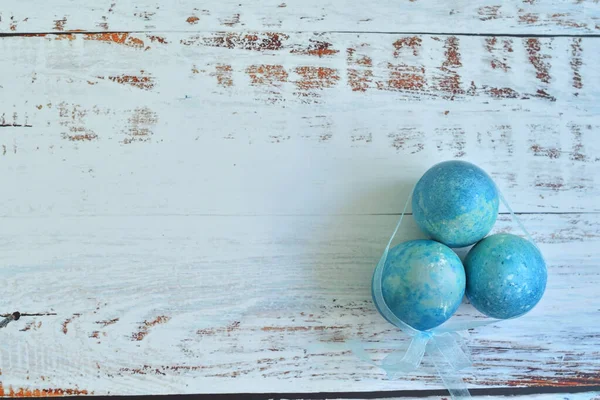 Hafif arka planda mavi paskalya yumurtaları. Doğal olarak, amber çiçeği ve mermer taş efektli kırmızı lahana ile boyanmış yumurta. Eko boya. Mutlu Paskalyalar. Seçici odaklanma. Üst görünüm,