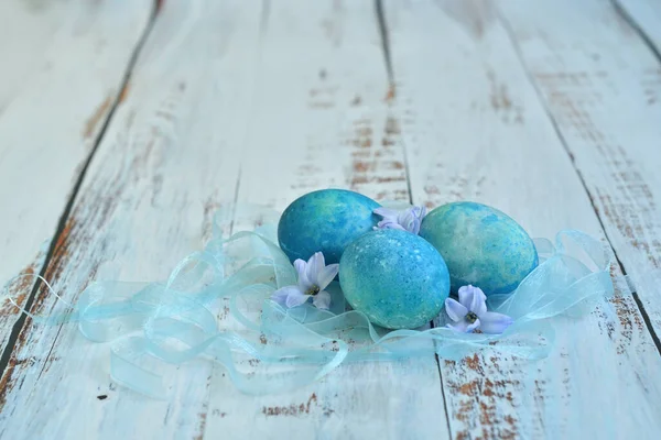 Hafif arka planda mavi paskalya yumurtaları. Doğal olarak, amber çiçeği ve mermer taş efektli kırmızı lahana ile boyanmış yumurta. Eko boya. Mutlu Paskalyalar. Seçici odak.