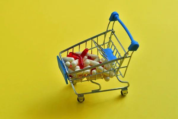 Nákupní Vozík Různými Léky Pilulky Žlutém Pozadí Tvůrčí Nápad Pro — Stock fotografie