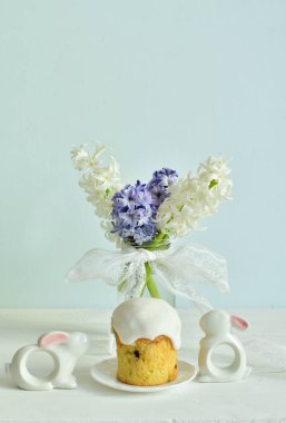 Pastel arka planda Hyacinth ile boyanmış yumurtalarla Paskalya süslemeleri, bahar tebrik kartı. kopyalama alanı. seçici odak