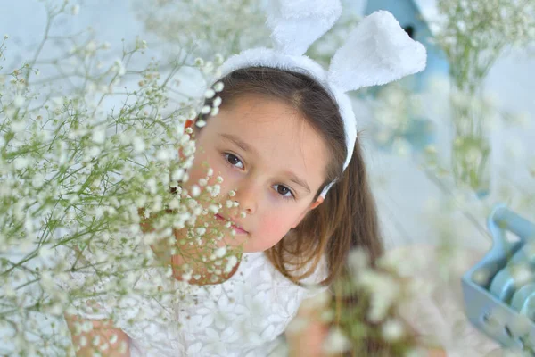 ライトの背景にイースターバニーの耳を持つかわいい面白い女の子 イースターコンセプト イースターエッグハントで笑う子供東のための準備 ソフト選択的フォーカス — ストック写真