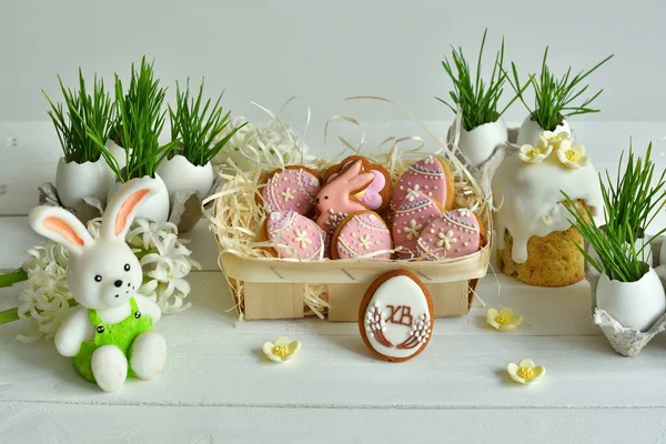Yeşil Otlu Paskalya Zencefilli Ekmeği Fotokopi Alanı Ile Tatil Kahvaltısı — Stok fotoğraf