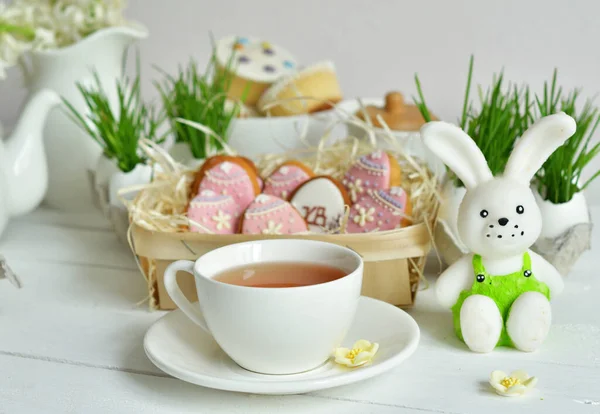 Ciasto Wielkanocne Kwiatami Czapką Herbaty Piernikiem Koncepcja Śniadaniowa Szablon Kartki — Zdjęcie stockowe