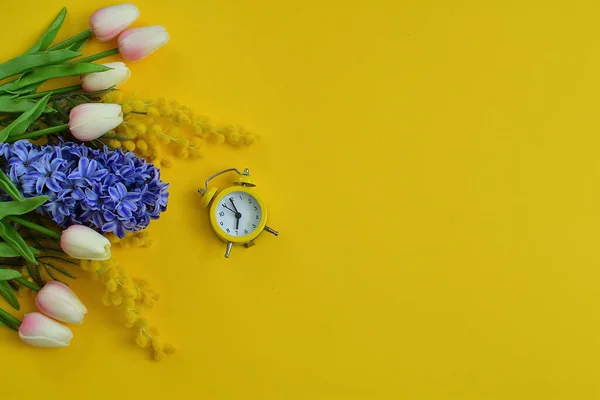 Весенние Цветы Голубой Гиацинт Тюльпаны Мимоза Желтом Фоне Изображение Упаковки — стоковое фото