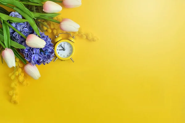 Tavaszi Virágok Kék Jácint Tulipán Mimóza Sárga Alapon Kép Csomagokhoz — Stock Fotó
