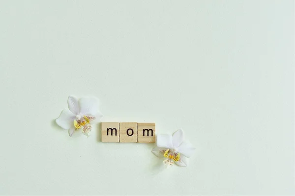 Mom Wort Mit Zarter Orchideenblume Hintergrund Des Kreativen Muttertags Konzepts — Stockfoto
