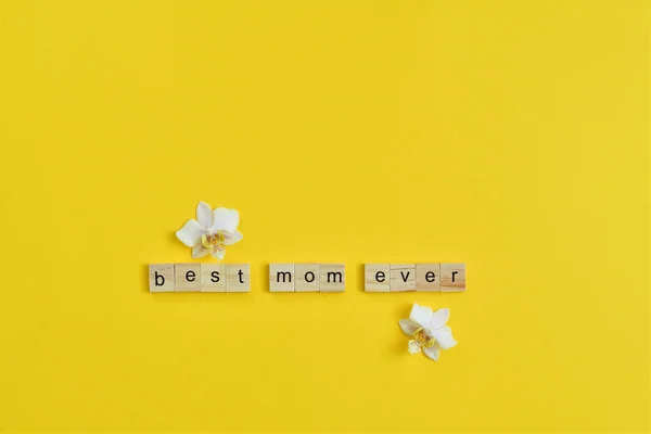 Najlepsza Mom Ever Tekst Delikatną Orchideą Kwiat Jasnym Tle Koncepcja — Zdjęcie stockowe