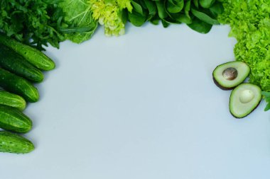 Taze ıspanak, roka, marul salatası, beyaz arka planda avokado. Taze çiğ sebze ve sebze. Spreyliyorum avitaminosis. Smoothie Macro için malzemeler. Seçici odaklanma. Düz yatıyordu