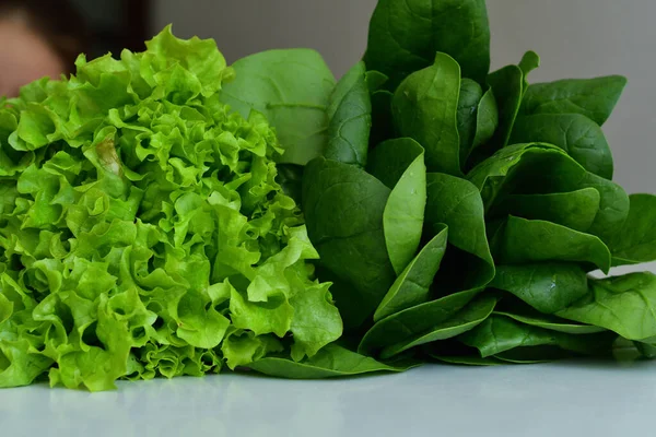 Sappige Verse Spinach Sla Salade Een Witte Achtergrond Verse Biologische — Stockfoto