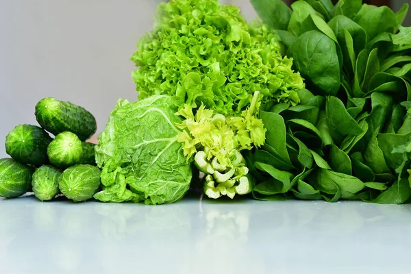 Sappige Verse Spinazie Arugula Sla Salade Kool Komkommers Een Witte — Stockfoto