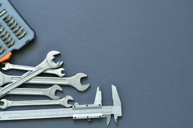 Gri arkaplanda farklı araçlarla Babalar Günü yazılıydı. Düz yatıyordu. en üstteki görünüm