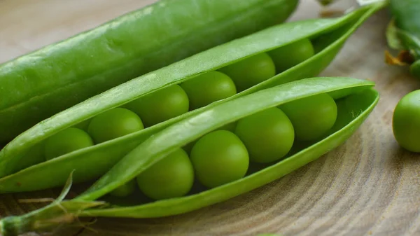 Neue Ernte Frischer Reifer Grüner Erbsen Hülsenfrüchte Grüne Erbsen Und — Stockfoto