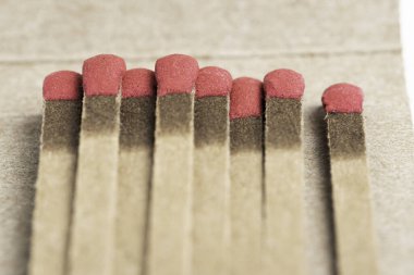 Açık ve kısmen kullanılmış bir kibrit kutusu