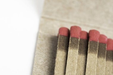 Açık ve kısmen kullanılmış bir kibrit kutusu