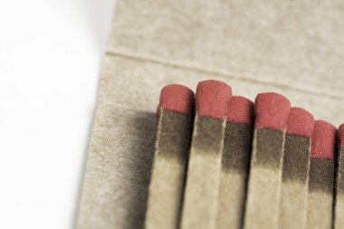 Açık ve kısmen kullanılmış bir kibrit kutusu