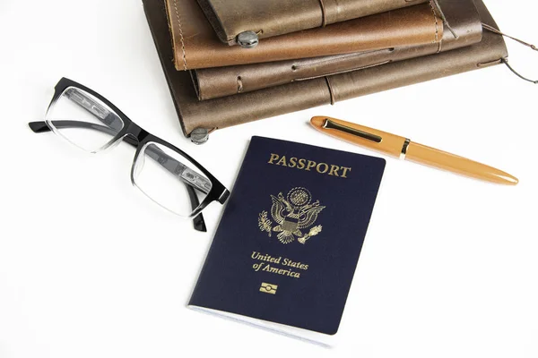 Pasaporte americano con artículos de viaje — Foto de Stock