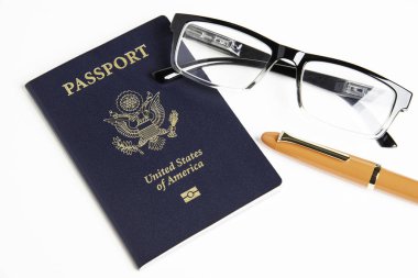 Okuma gözlüklü ve dolmakalemli Amerikan pasaportu