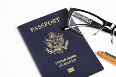 Okuma gözlüklü ve dolmakalemli Amerikan pasaportu