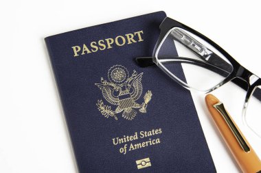 Okuma gözlüklü ve dolmakalemli Amerikan pasaportu