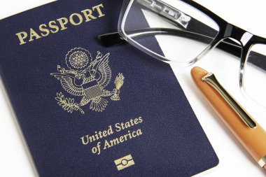 Okuma gözlüklü ve dolmakalemli Amerikan pasaportu