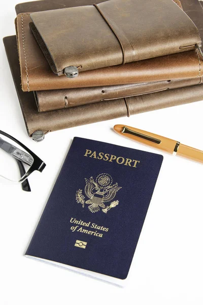 Passaporto americano con oggetti di viaggio — Foto Stock