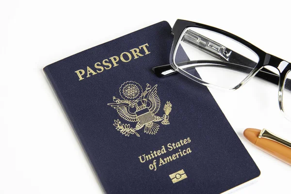 American Passport With Reading Glasses And Fountain Pen — Stock Photo, Image
