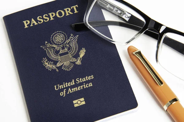 Okuma gözlüklü ve dolmakalemli Amerikan pasaportu