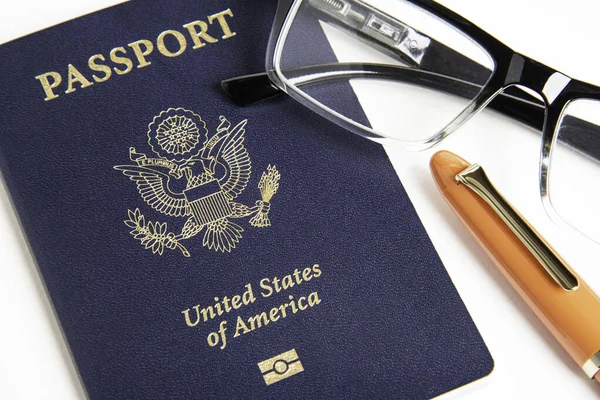 American Passport With Reading Glasses And Fountain Pen — Stock Photo, Image