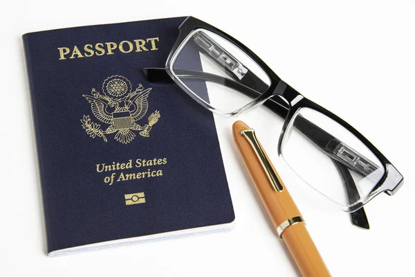 American Passport With Reading Glasses And Fountain Pen — Stock Photo, Image