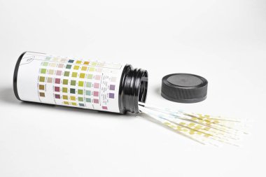 İdrar çözücü bantlı plastik kap.