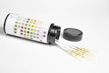 İdrar çözücü bantlı plastik kap.