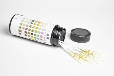 İdrar çözücü bantlı plastik kap.