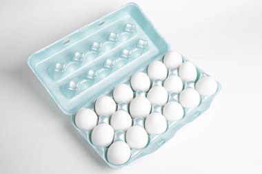 Bir tepsi beyaz yumurta.