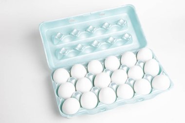 Bir tepsi beyaz yumurta.