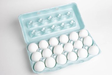 Bir tepsi beyaz yumurta.