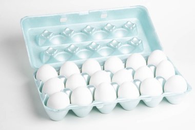 Bir tepsi beyaz yumurta.