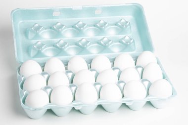 Bir tepsi beyaz yumurta.