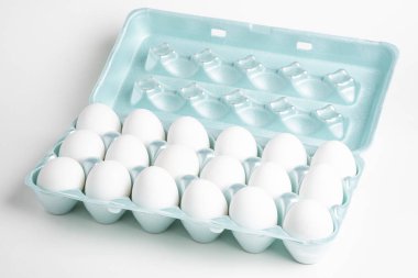 Bir tepsi beyaz yumurta.