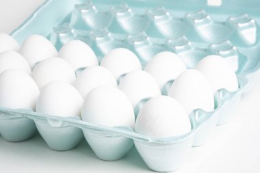 Bir tepsi beyaz yumurta.