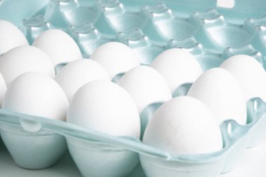 Bir tepsi beyaz yumurta.