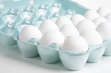 Bir tepsi beyaz yumurta.