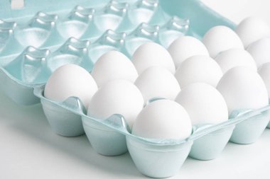 Bir tepsi beyaz yumurta.