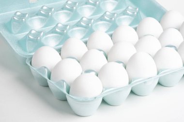 Bir tepsi beyaz yumurta.